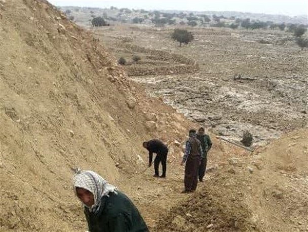 اقدام جهادی روستانشینان “بنه پیر” بهمئی در بازگشایی تنها جاده ارتباطی با کلنگ و بیل+تصاویر