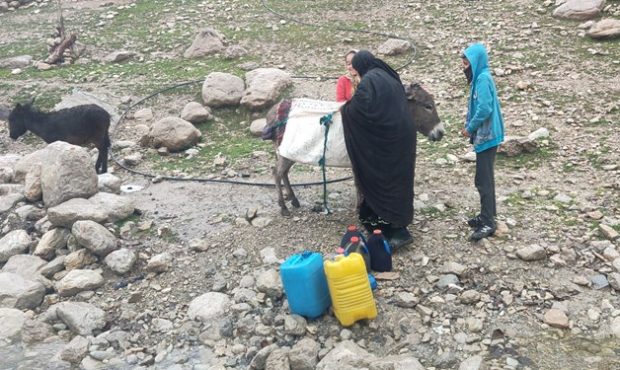 یک روز با زنان و مردان محروم روستای «لاش»/وقتی کمر زنان روستا زیر بار کم‌آبی خم می‌شود+تصویر و فیلم