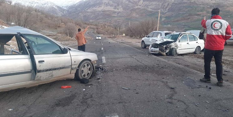 امدادرسانی به ۵ مصدوم حادثه تصادف خودرو پژو۴۰۵ و سمند در محور دهدشت_ بهبهان