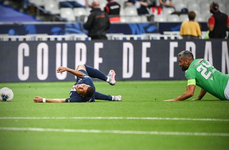 تکل شدید به قصد کشتن امباپه! (عکس) تکل شدید به قصد کشتن امباپه! (عکس)