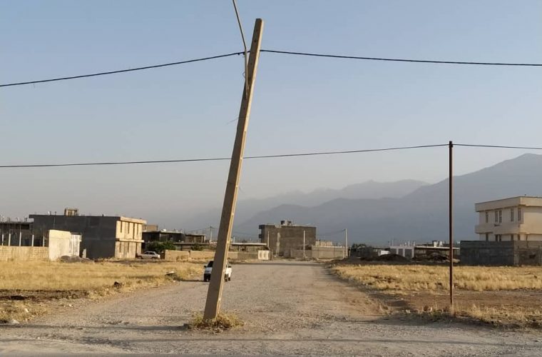 چراغ برقی که وسط خیابان قرار گرفته است/ تیر چراغ برقی که در آستانه سقوط است+عکس