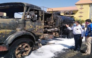 منفجر شدن خودروی قیرپاش در شهر یاسوج+ تصویر