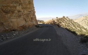 خطر ریزیش کوه در تنها جاده ارتباطی بخش موگرمون لنده+تصاویر