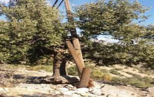 تهدید سلامت روستای “سادات دنا” با سقوط تیرهای برق+تصاویر