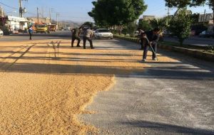 کار زیبای مردم بوستان باشت در کمک به یک کامیون باری+تصاویر