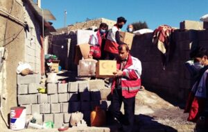 دست یاری هلال احمر در تامین نیازهای اولیه زندگی خانواده لنده‌ای