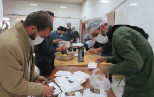 پخت و توزیع ۱۴۰۰پٌرس غذا به‌مناسبت دهه فاطمیه در یاسوج+تصاویر