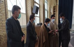 تجلیل از خانواده شهید غلام حسین برسیا در حاشیه نمازجمعه شهر یاسوج تجلیل از خانواده شهید غلام حسین برسیا در حاشیه نمازجمعه شهر یاسوج