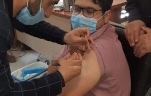 تزریق اولین دوز واکسن کرونا به کادر درمانی در شهرستان لنده+عکس