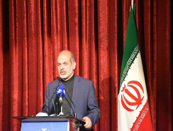 حضور مردم در صحنه، خنثی کننده توطئه های دشمن است/در میدان خدمت به مردم همه باید مسئول باشند