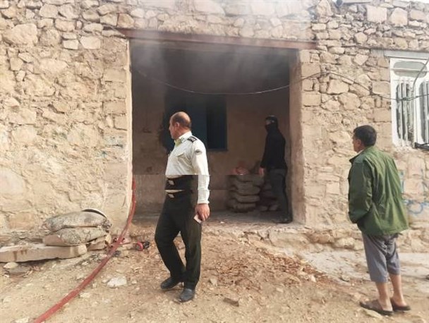 شعلههای آتش منزل مسکونی در لنده را بلعید+تصاویر شعلههای آتش منزل مسکونی در لنده را بلعید+تصاویر