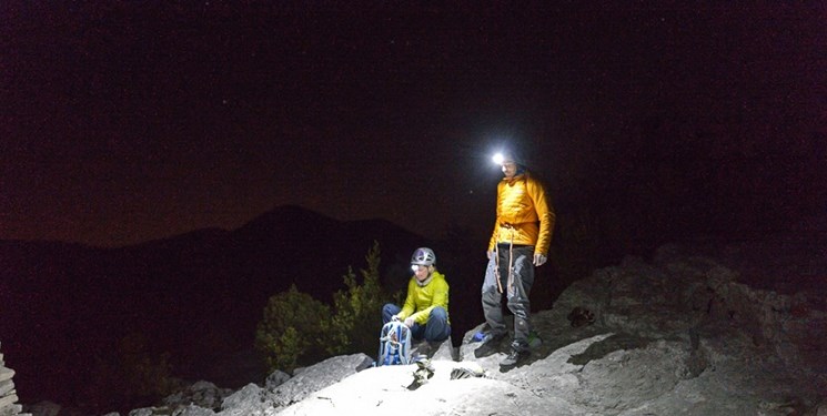 تلاش برای نجات کوهنورد زن گرفتار در ارتفاعات دنا