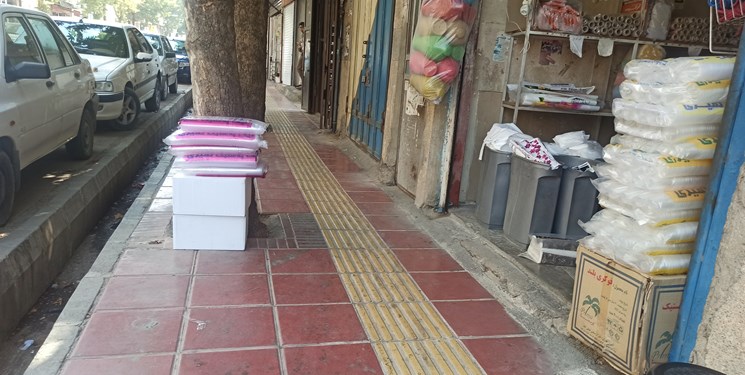 پیادهرو خواری در یاسوج!/آهسته عبور کنید؛ اینجا ملک شخصی ماست؟!+فیلم پیادهرو خواری در یاسوج!/آهسته عبور کنید؛ اینجا ملک شخصی ماست؟!+فیلم