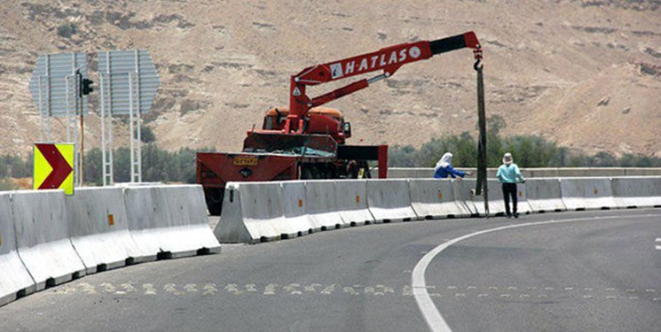 انگشت استاندار روی یک خطر جادهای/نیوجرسیهای کج و معوج و اهمال مسئولان انگشت استاندار روی یک خطر جادهای/نیوجرسیهای کج و معوج و اهمال مسئولان