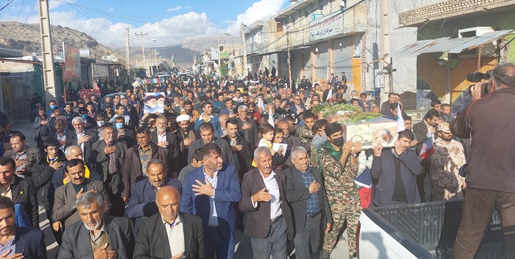 استقبال باشکوه مردم قلعه رئیسی از شهدای گمنام/ تشییع‌کنندگان همچنان در مسیر شهدا+تصاویر