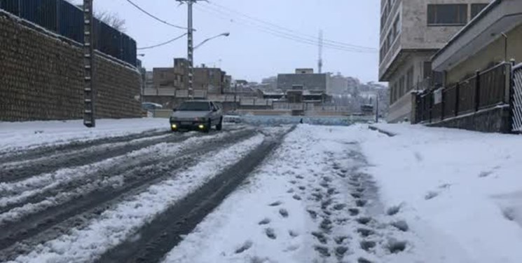 بارش برف در محورهای کهگیلویه و بویراحمد/ همه جاده‌ها باز است