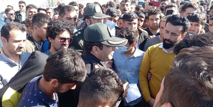 پلیس همراه و همدرد سرمایهگذاران معترض در بهمئی است/جمشیدی: اجازه خودنمایی به سودجویان ندهید پلیس همراه و همدرد سرمایهگذاران معترض در بهمئی است/جمشیدی: اجازه خودنمایی به سودجویان ندهید