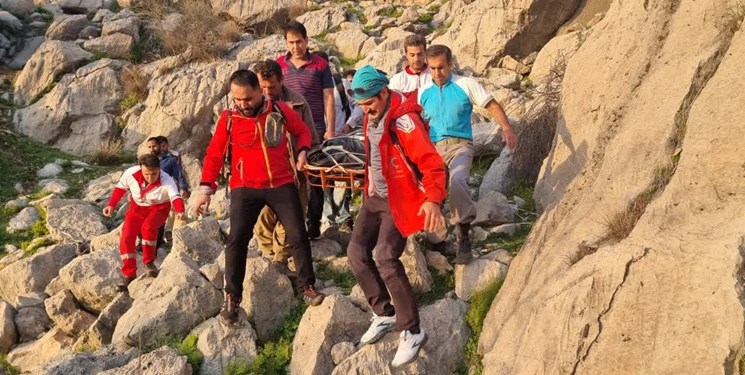 چهار ساعت تلاش هلال احمر برای بالا کشیدن جسد فرد فوت شده در ارتفاعات عنا+تصاویر چهار ساعت تلاش هلال احمر برای بالا کشیدن جسد فرد فوت شده در ارتفاعات عنا+تصاویر