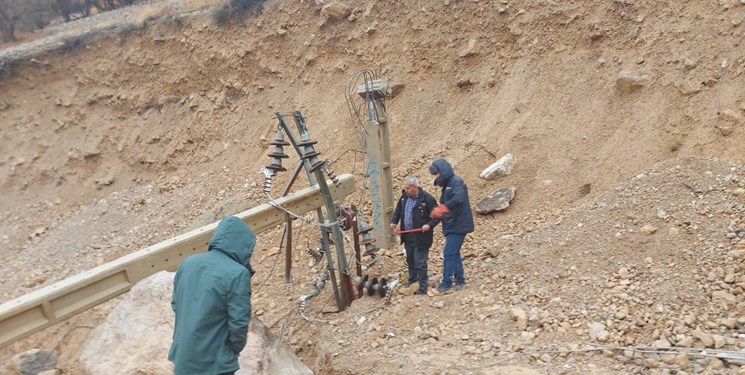 برنامه شرکت برق دنا جهت رفع اساسی مشکل روستاها/گزارشی از یک عملیات در کوخدان+تصویر و فیلم