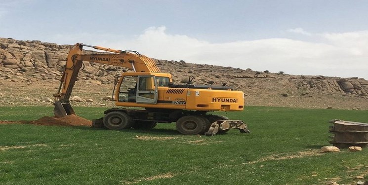 متخلفان با بیل مکانیکی به جان عرصه های ملی باشت افتادند/کشف بیش از ۵ تن محموله چوب بلوط قاچاق