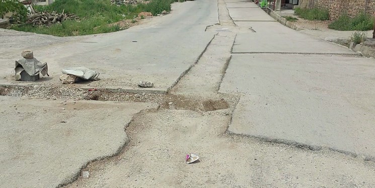 بی‌خیالی آقای پیمانکار/ ۷ ماه گذشت؛ اجرای فاضلاب شهری یک خیابان تمام نشد+تصاویر و فیلم