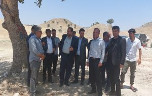 بازدید فرماندار کهگیلویه از یک ابر پروژه در قلعه رئیسی و رایزنی با معارضان