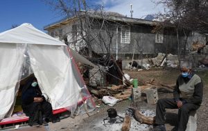 پس لرزه زلزله بر جان مردم دنا با عدم‌ همکاری بانک‌ها