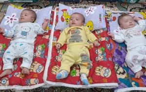 هدایای حمایتی بنیاد ۱۵ خرداد به سه قلوی های گچسارانی رسید