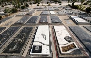 ماجرای غم و شادی در قبرستان دهدشت! ماجرای غم و شادی در قبرستان دهدشت!