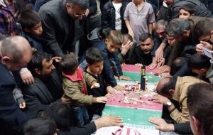 یاسوجی‌ها پروانه‌وار گرد ۳ شهید خوشنام+تصویر و فیلم