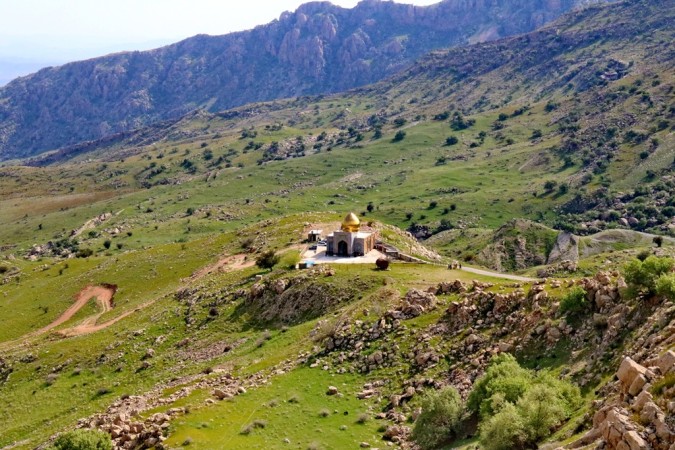 منظره بهاری زیارتگاه «پیر سبز» در گچساران+ تصاویر