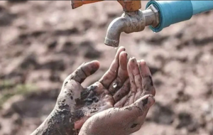 اسلام‌آباد گچساران در تب بی‌آبی می‌سوزد+ فیلم