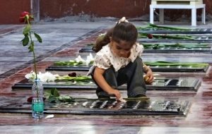 آیین «مهمانی لاله‌ها» در گلزار شهدای گچساران+ تصاویر