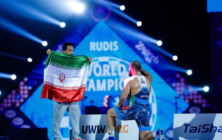 پرچم‌داران غرور ملی