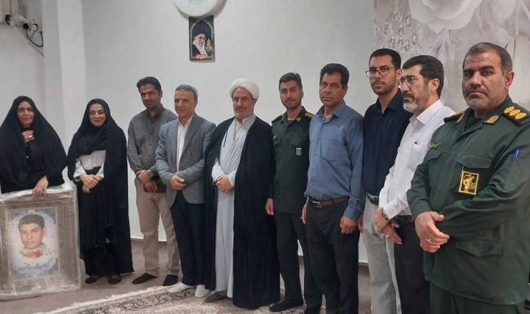 دیدار با خانواده ۳ شهید دانش‌آموز در گچساران+ تصاویر