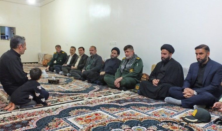 تقویت روحیه خدمتگزاری مسئولان در دیدار با خانواده شهدا+ تصاویر