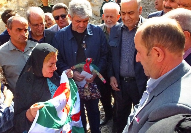 سوغات ویژه بانوی گچسارانی برای رهبر انقلاب و رئیسجمهور+ تصاویر و فیلم سوغات ویژه بانوی گچسارانی برای رهبر انقلاب و رئیسجمهور+ تصاویر و فیلم