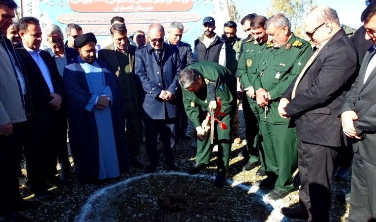 کلنگ‌زنی نیروگاه‌خورشیدی با حضور فرماندهان سپاه در گچساران+ تصاویر