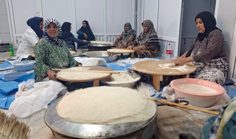 ایثار بانوان گچسارانی با پخت نان محلی+ فیلم