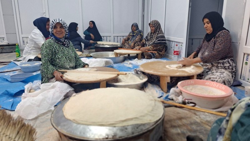 ایثار بانوان گچسارانی با پخت نان محلی+ فیلم