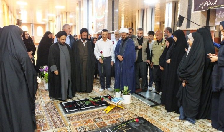 تجدید میثاق خادمان «نماز جمعه» گچساران با شهدا+ تصاویر تجدید میثاق خادمان «نماز جمعه» گچساران با شهدا+ تصاویر